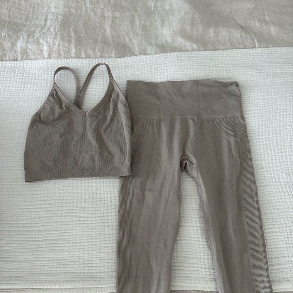 Set Active Gray Sports Bra and Leggings Set